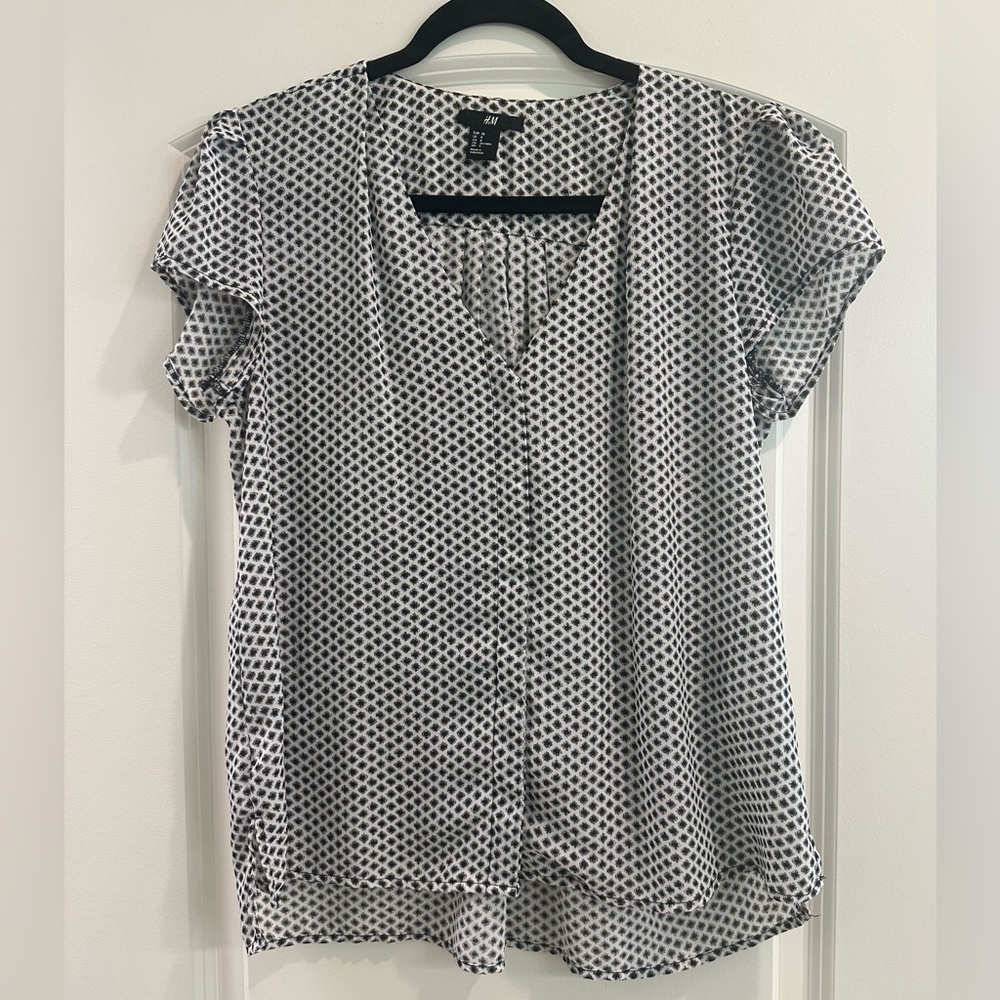 H&M Size 8 White and Black Patterned Short Sleeve Blouse
